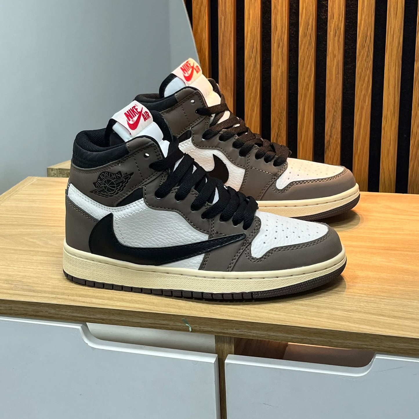 JORDAN RETRO 1 TRAVIS | HOMBRE Y DAMA
