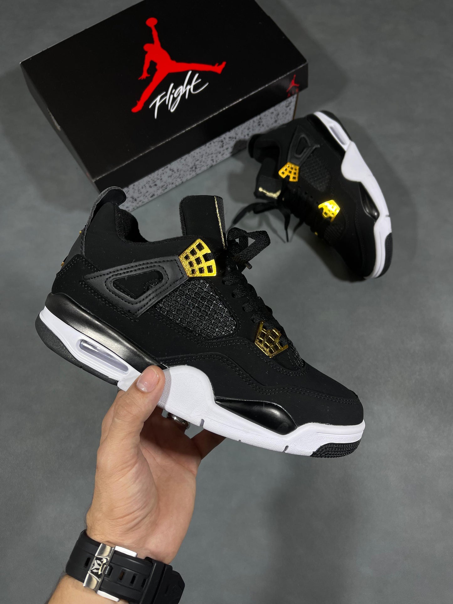 JORDAN RETRO 4 NEGRA DORADO | HOMBRE Y DAMA
