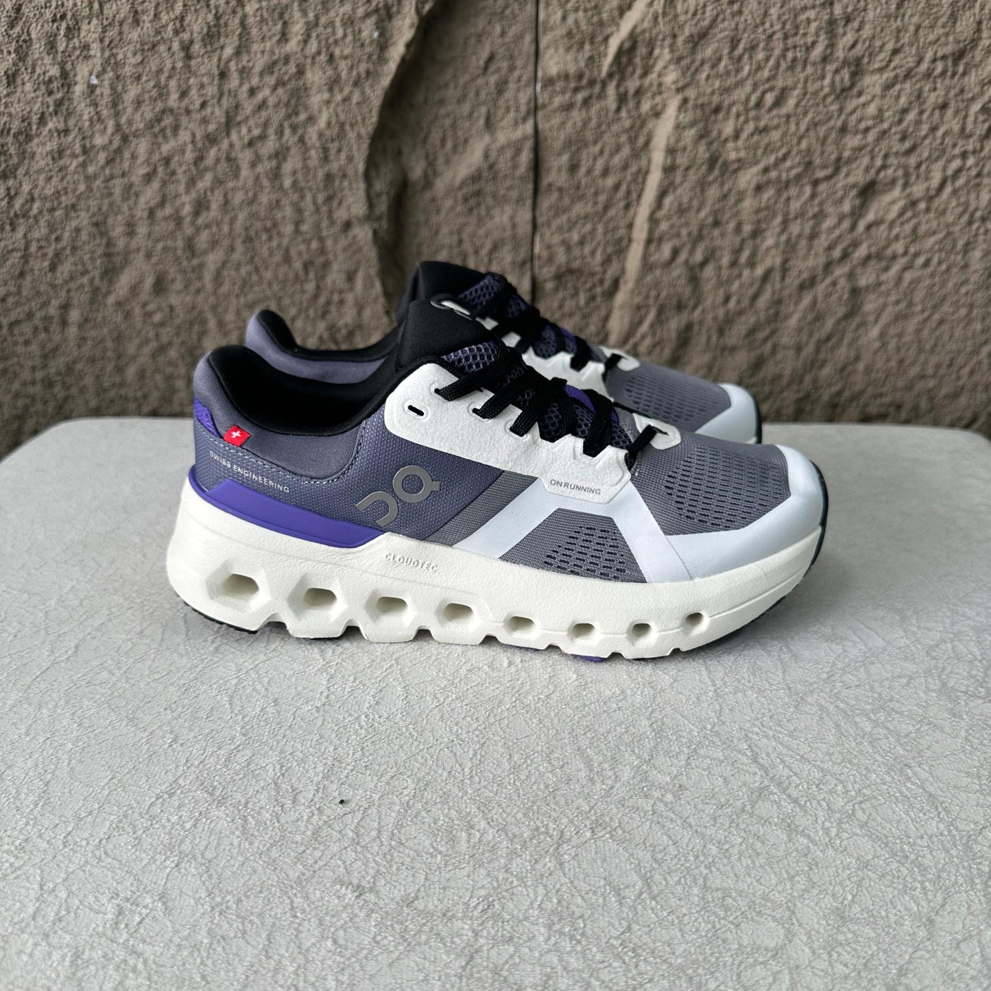 ON CLOUD MORADA BLACA | HOMBRE Y DAMA