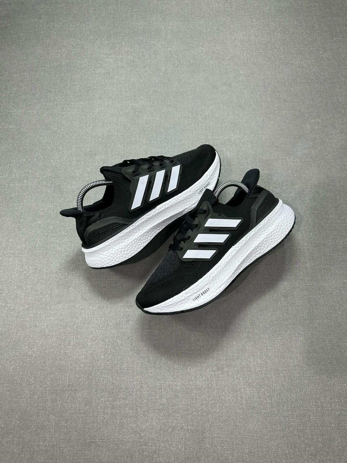 ADIDAS ULTRABOST 2025 NEGRO BLANCO | HOMBRE Y DAMA