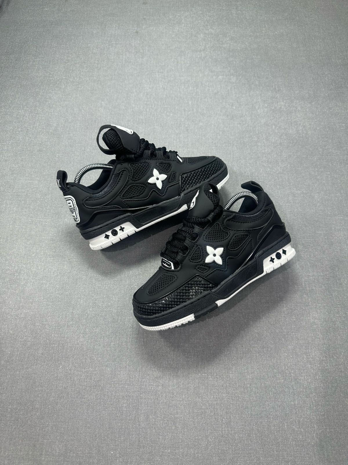 LOUIS VUITTON SKATE NEGRA BLANCA | HOMBRE Y DAMA