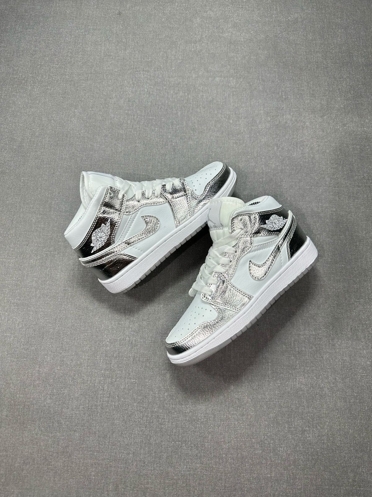 NIKE RETRO 1 PLATEADA | DAMA