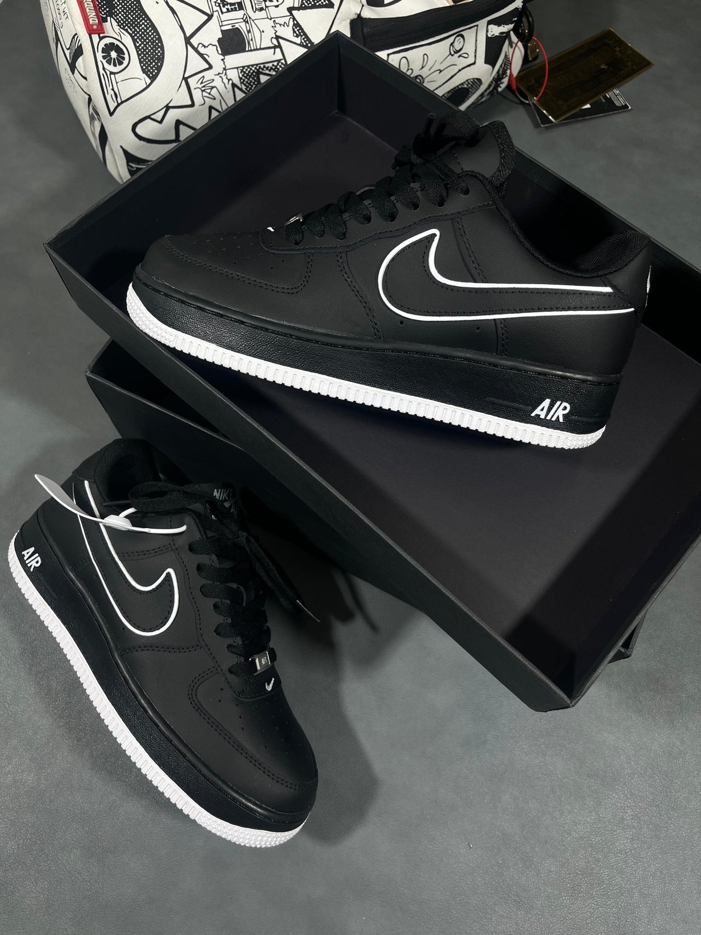 NIKE AF1 NEGRA BORDES BLACOS | HOMBRE Y DAMA