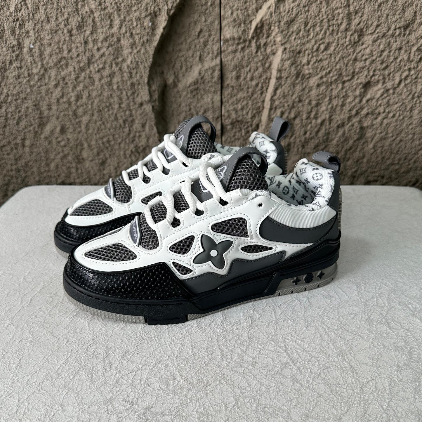LOUIS VUITTON SKATE GRIS NEGRA BLANCA CON EL INTERIOR LV | HOMBRE Y DAMA