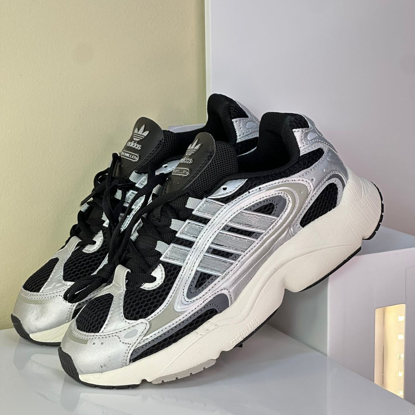 ADIDAS OZMILLE NEGRO PLATEADO | HOMBRE Y DAMA