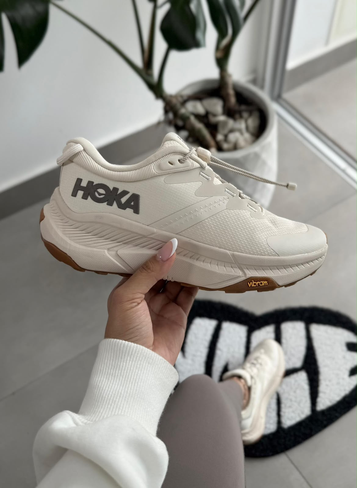 HOKA | DAMA
