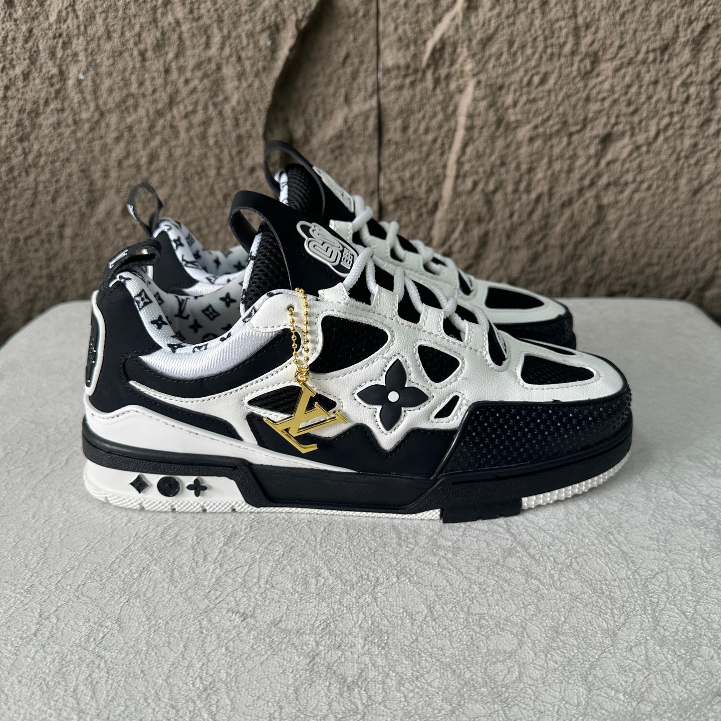 LOUIS VUITTON SKATE NEGRA BLANCA CON EL INTERIOR LV  | HOMBRE Y DAMA