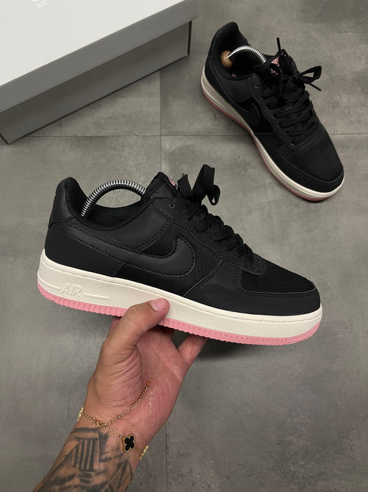 NIKE AF1 NEGRA SUELA ROSA | DAMA
