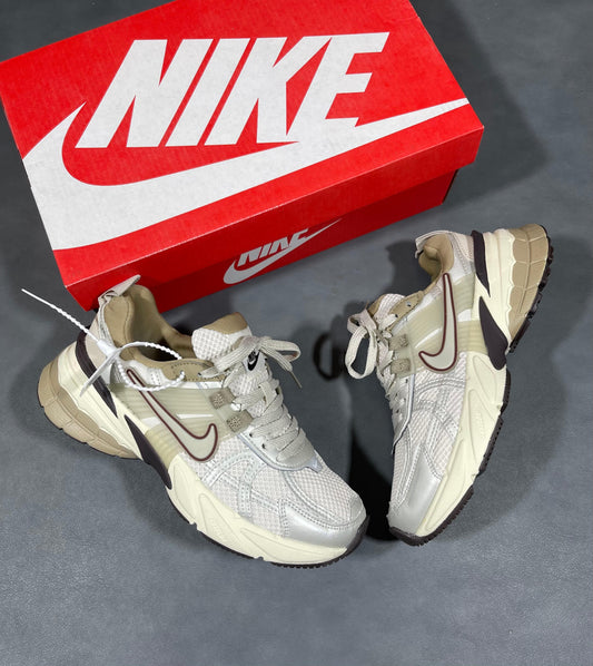 NIKE V2K BRONCE | HOMBRE Y DAMA