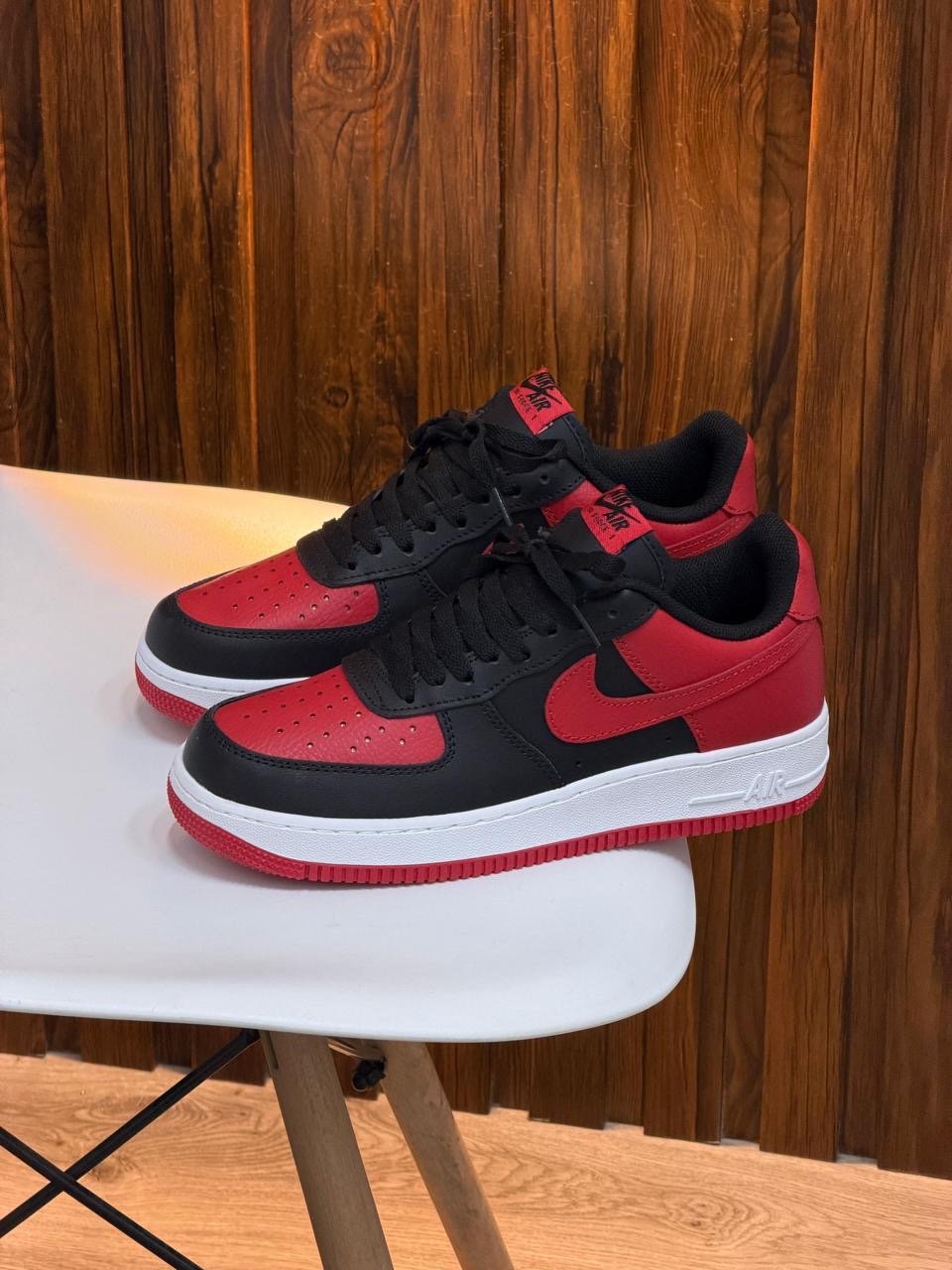 NIKE AF1 NEGRA ROJA | HOMBRE