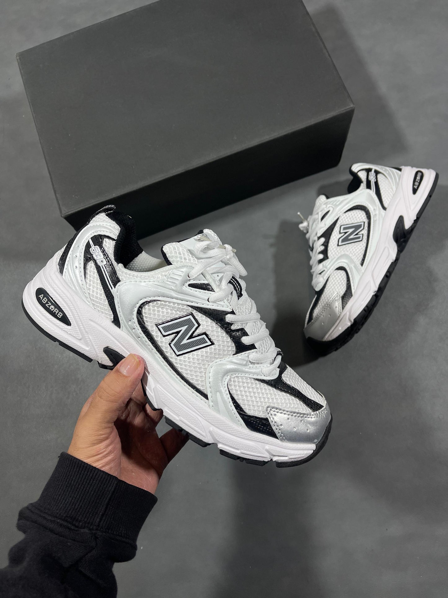NEW BALANCE 530 BLANCA NEGRA | HOMBRE Y DAMA