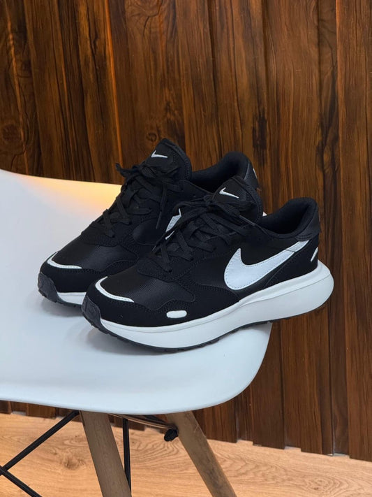 NIKE WAFLE NEGRA BLANCA | DAMA
