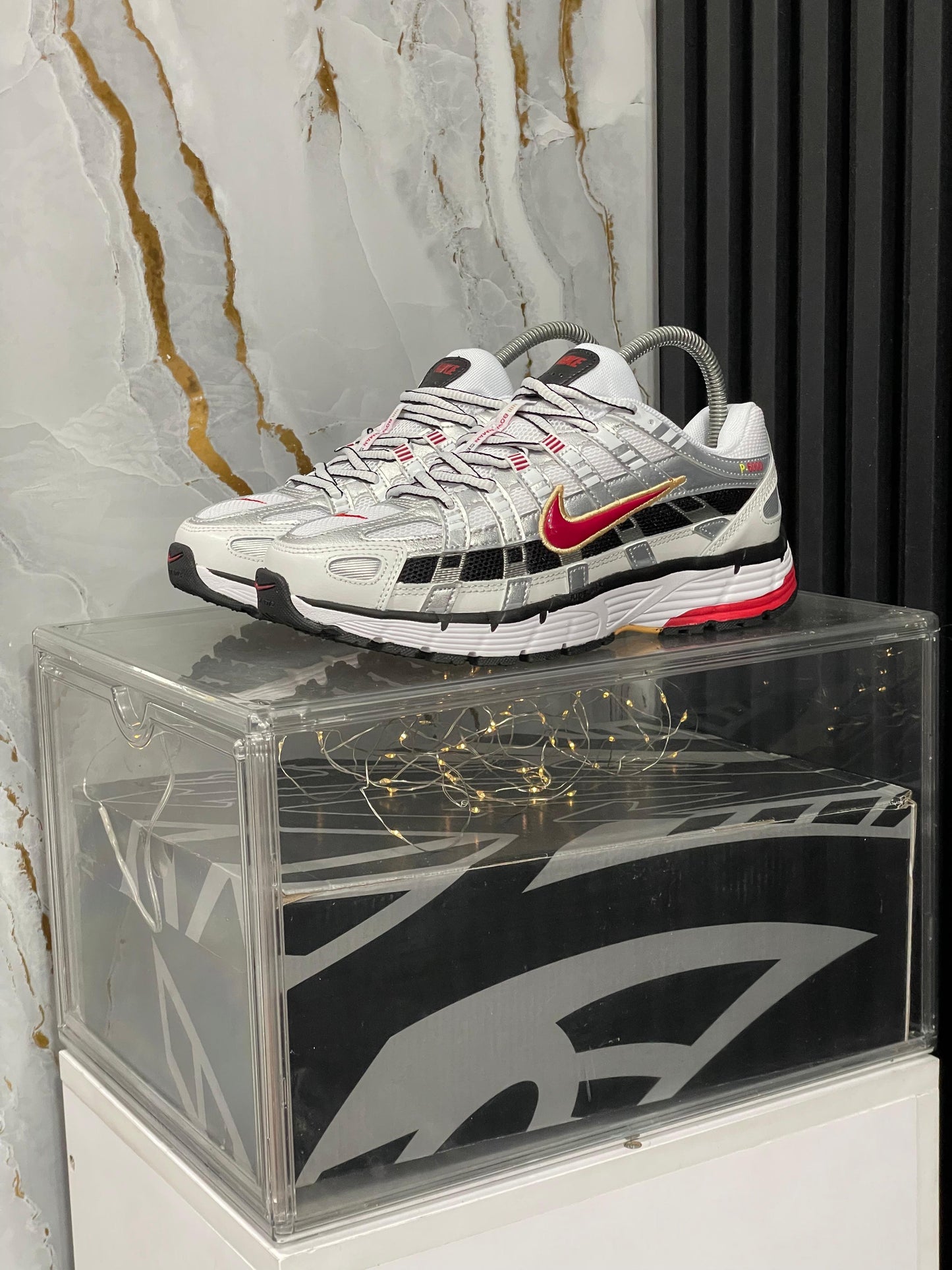 NIKE P6000 PLATEADO ROJO  | HOMBRE