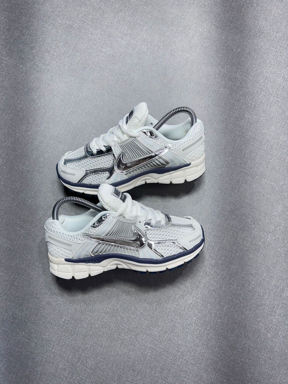 NIKE VOMERO PLATEADA | DAMA Y HOMBRE