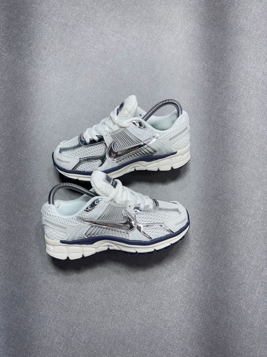 NIKE VOMERO PLATEADA | DAMA Y HOMBRE