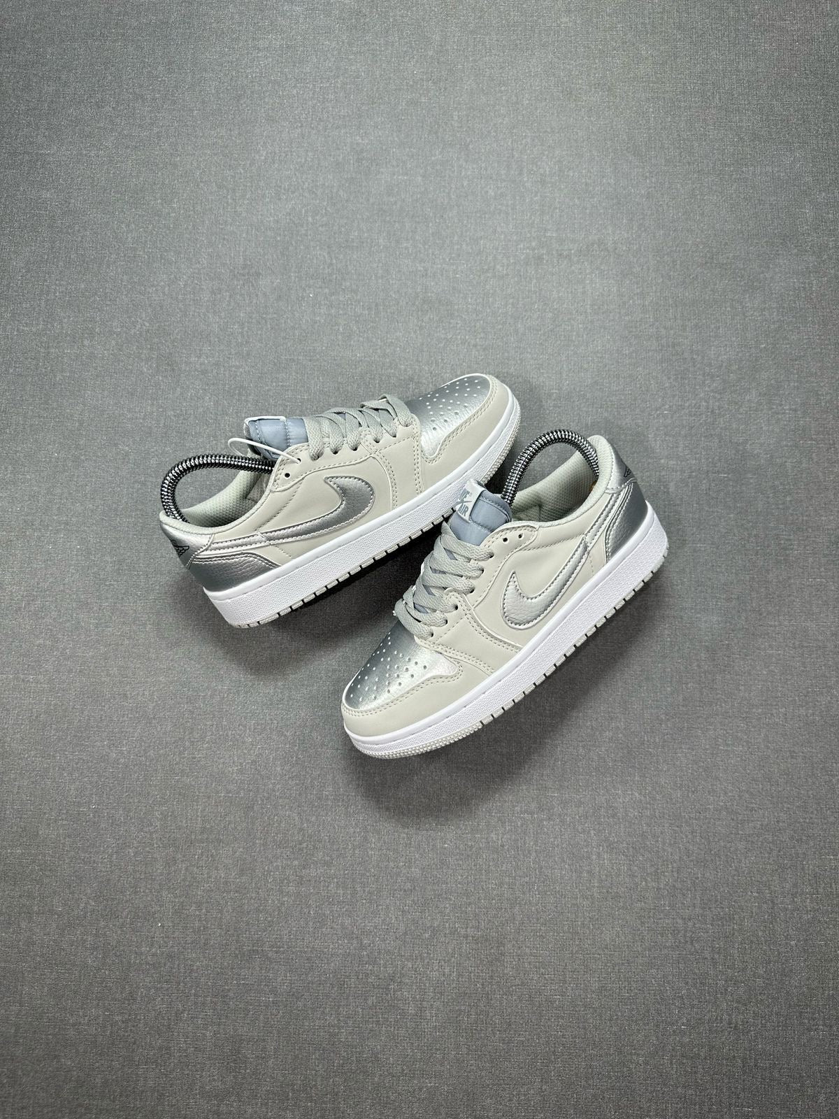 NIKE RETRO 1 LOW PLATEADA | DAMA